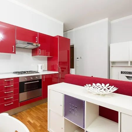 Apartment Guesthost - M3 Lodi Trendy Red Mailand